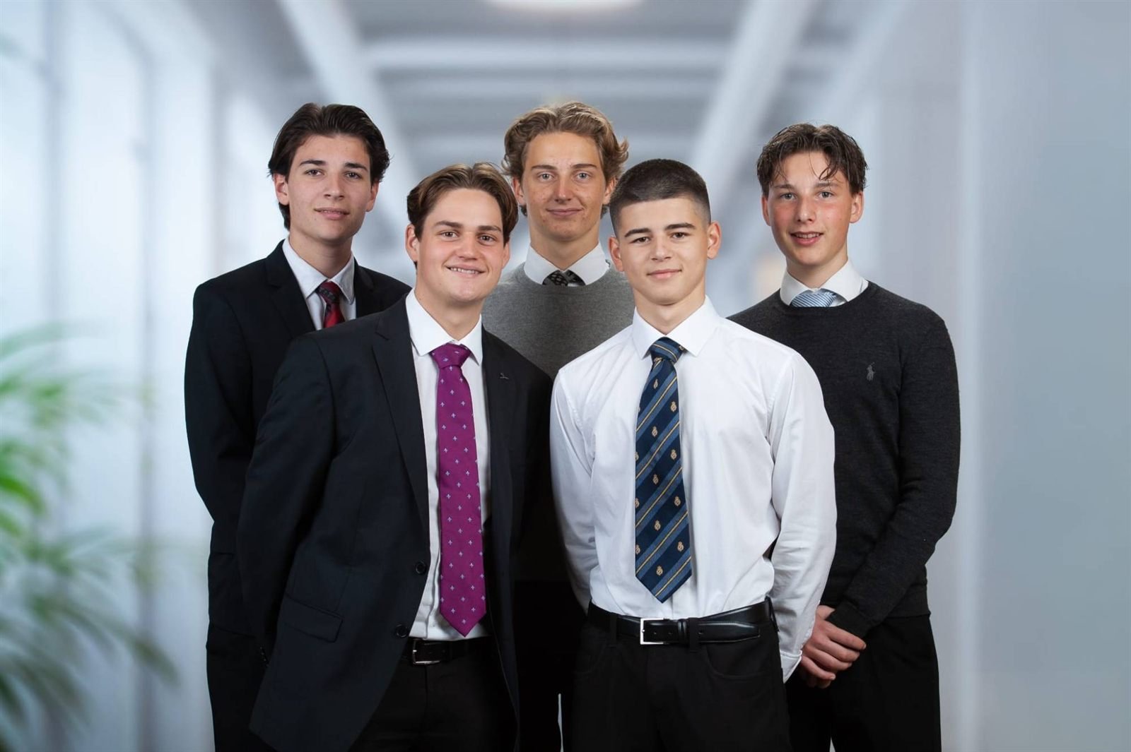 Das Table-O7-Team: fünf Mitglieder der Junior Company in Hemd und Krawatte
